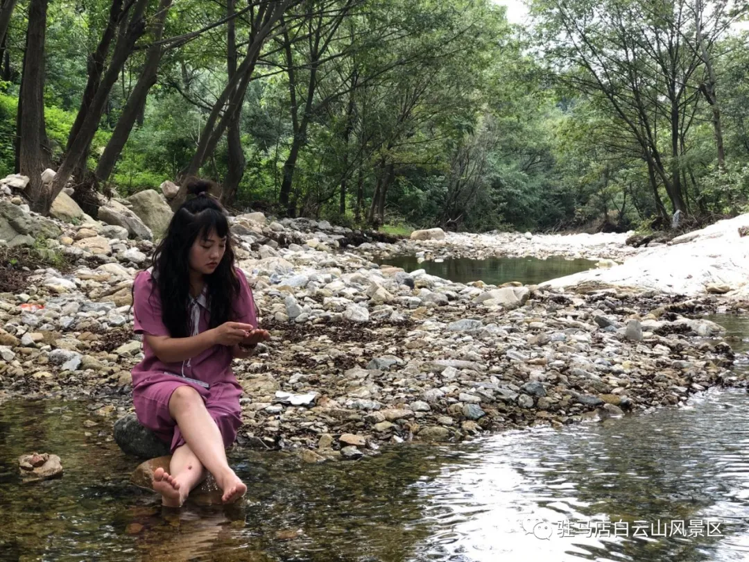 躲進(jìn)小溪的夏天，娃追著小魚，我追著娃~