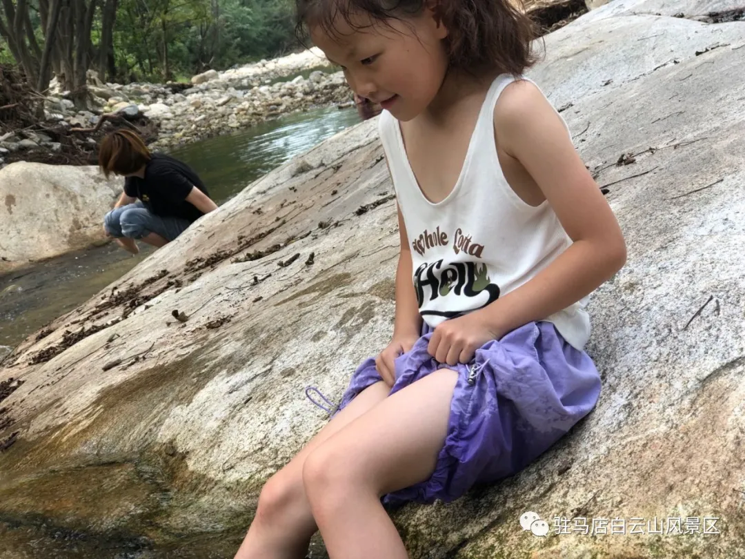 躲進(jìn)小溪的夏天，娃追著小魚，我追著娃~