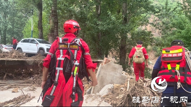 泌陽(yáng)縣蛟龍救援隊(duì)在北京市懷柔區(qū)實(shí)施災(zāi)后排查搜救作業(yè)