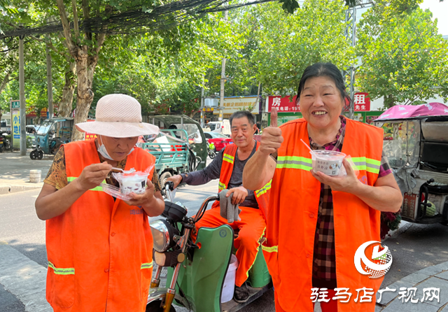 愛心商家為環(huán)衛(wèi)工人送清補涼 致敬高溫下的“城市美容師”