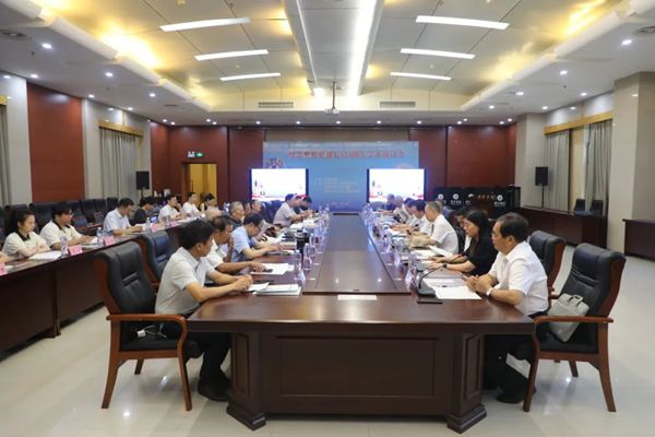 黃淮學(xué)院舉辦紀(jì)念樊粹庭誕辰120周年學(xué)術(shù)研討會(huì)  通訊員朱鴻飛趙歌平朱施霖 黃玲莉郭永勤  樊粹庭（1905-1966），河南遂平人，是中國(guó)現(xiàn)代豫劇的奠基人、改革家、教育家和豫劇作家，被譽(yù)為“現(xiàn)代豫劇之父”。樊粹庭在傳統(tǒng)豫劇的基礎(chǔ)上，吸收京劇、話劇等藝術(shù)形式的優(yōu)點(diǎn)，對(duì)豫劇的劇本、表演、音樂(lè)、舞美等進(jìn)行全面改革，使其更符合現(xiàn)代觀眾的審美需求。同時(shí)，樊粹庭重視戲曲教育，致力于培養(yǎng)新一代豫劇演員，為豫劇的傳承奠定了堅(jiān)實(shí)基礎(chǔ)。他還創(chuàng)作了《凌云志》《義烈風(fēng)》《三拂袖》等大量經(jīng)典豫劇作品。  7月26日上午，正值第十一屆黃河戲劇節(jié)即將在駐馬店舉行之際，黃淮學(xué)院舉辦了“紀(jì)念樊粹庭誕辰120周年學(xué)術(shù)研討會(huì)”。本次研討會(huì)由黃淮學(xué)院文化傳媒學(xué)院、天中書(shū)院及天中文化研究院聯(lián)合承辦，來(lái)自中山大學(xué)、中國(guó)戲曲學(xué)院、河南大學(xué)等高等院校和河南省文化藝術(shù)研究院、駐馬店市樊粹庭豫劇文化促進(jìn)會(huì)的專家學(xué)者、文化傳媒學(xué)院部分青年博士以及信陽(yáng)師范大學(xué)的部分研究生參加了本次研討會(huì)。  黃淮學(xué)院黨委副書(shū)記、工會(huì)主席曹忠義教授致歡迎辭。  駐馬店市樊粹庭豫劇文化促進(jìn)會(huì)名譽(yù)會(huì)長(zhǎng)張德軒通報(bào)了駐馬店樊粹庭豫劇文化促進(jìn)會(huì)的工作情況及主要成果。  在主旨發(fā)言環(huán)節(jié)，中山大學(xué)康保成教授回顧了自己深受樊粹庭創(chuàng)作觸動(dòng)、投身樊粹庭研究的經(jīng)歷，介紹了樊粹庭研究的新資料，分享了關(guān)于現(xiàn)代戲曲改革的思考；河南大學(xué)張大新教授以《論樊粹庭對(duì)中國(guó)近現(xiàn)代戲劇變革的獨(dú)特貢獻(xiàn)》為題，從四個(gè)方面全面介紹了樊粹庭戲劇改革的理念和實(shí)踐，分析了樊戲的進(jìn)步思想和人文內(nèi)涵，充分肯定了樊粹庭在中國(guó)近百年戲劇改革中的重要地位；中國(guó)戲曲學(xué)院謝柏樑教授從樊粹庭的歷史定位、對(duì)后世劇作家的啟示等角度討論了樊粹庭在中國(guó)戲劇文化史上的意義。    在交流研討環(huán)節(jié)，來(lái)自河南大學(xué)、河南省文化藝術(shù)研究院、駐馬店樊粹庭豫劇文化促進(jìn)會(huì)的十余位參會(huì)代表圍繞樊粹庭的藝術(shù)思想、豫劇的創(chuàng)新發(fā)展等話題進(jìn)行了熱烈討論，高度評(píng)價(jià)了愛(ài)國(guó)主義劇作家樊粹庭的一生，深入探討了樊粹庭的戲曲改革理論?，F(xiàn)場(chǎng)討論氛圍熱烈，各位參會(huì)代表在交流中碰撞出智慧的火花。  此次研討會(huì)的舉辦，不僅為豫劇文化研究領(lǐng)域的專家學(xué)者搭建了高效交流平臺(tái)，也為樊粹庭藝術(shù)思想的深度挖掘與系統(tǒng)闡釋開(kāi)辟了新路徑，為豫劇這一國(guó)家級(jí)非物質(zhì)文化遺產(chǎn)在當(dāng)代的創(chuàng)造性轉(zhuǎn)化、創(chuàng)新性發(fā)展注入了學(xué)術(shù)動(dòng)能。