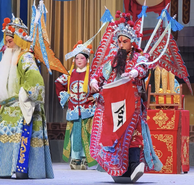 從厚底朝靴到“舞臺(tái)戰(zhàn)靴” 戲曲“男士高跟鞋”里的文化碰撞
