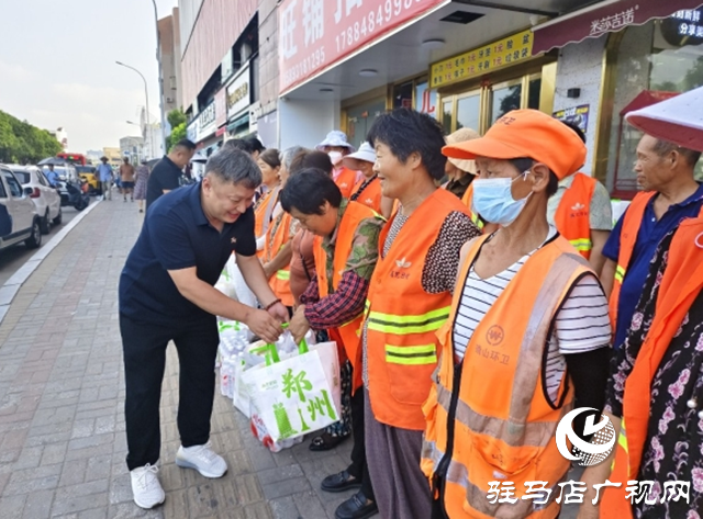 夏日送清涼！河南好人劉洪濤慰問(wèn)一線環(huán)衛(wèi)工人