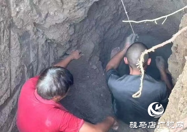 新蔡縣孫召鎮(zhèn)：第一書(shū)記李冰下井徒手清障解民憂