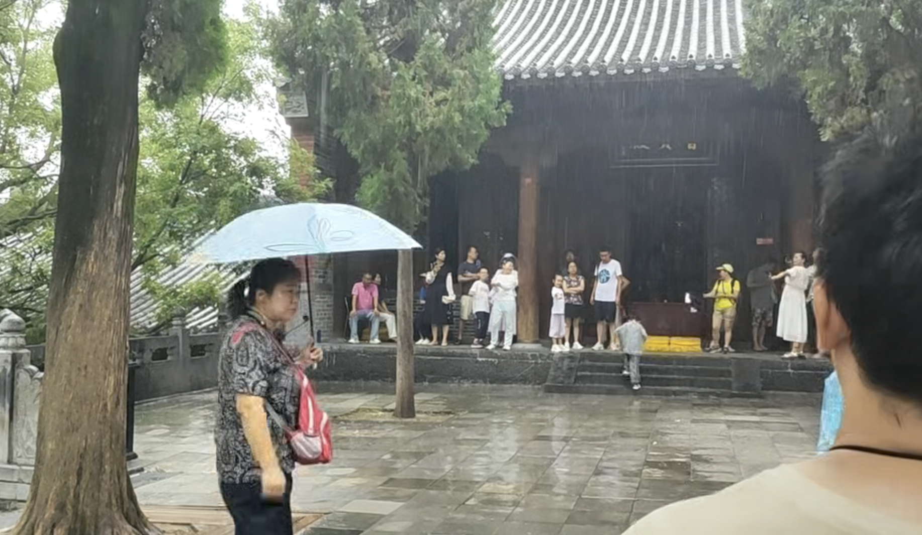 多名游客還原“風(fēng)雨少林”：僧人主動邀請進殿躲雨