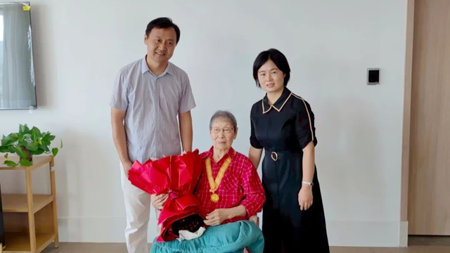 駐馬店市中心醫(yī)院赴青島慰問醫(yī)院離休干部、抗戰(zhàn)老戰(zhàn)士楊冠秀同志并頒發(fā)“中國人民抗日戰(zhàn)爭勝利80周年”紀念章