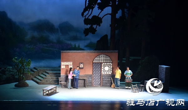 黃河戲劇節(jié)參賽劇目豫劇《女人是座山》平輿震撼上演 演繹堅(jiān)韌母愛感動全場