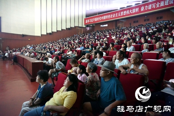 黃河戲劇節(jié)參賽劇目豫劇《女人是座山》平輿震撼上演 演繹堅(jiān)韌母愛感動全場
