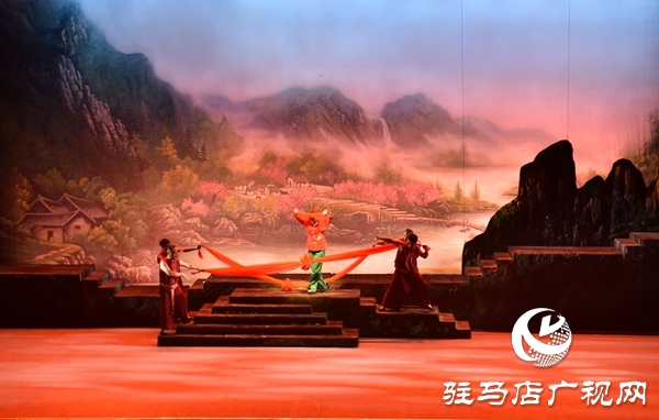 黃河戲劇節(jié)參賽劇目豫劇《女人是座山》平輿震撼上演 演繹堅(jiān)韌母愛感動全場