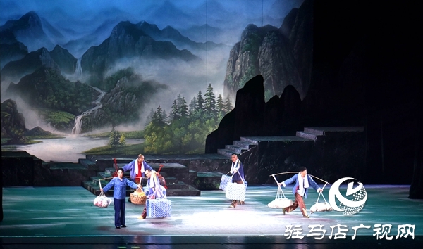 黃河戲劇節(jié)參賽劇目豫劇《女人是座山》平輿震撼上演 演繹堅(jiān)韌母愛感動全場