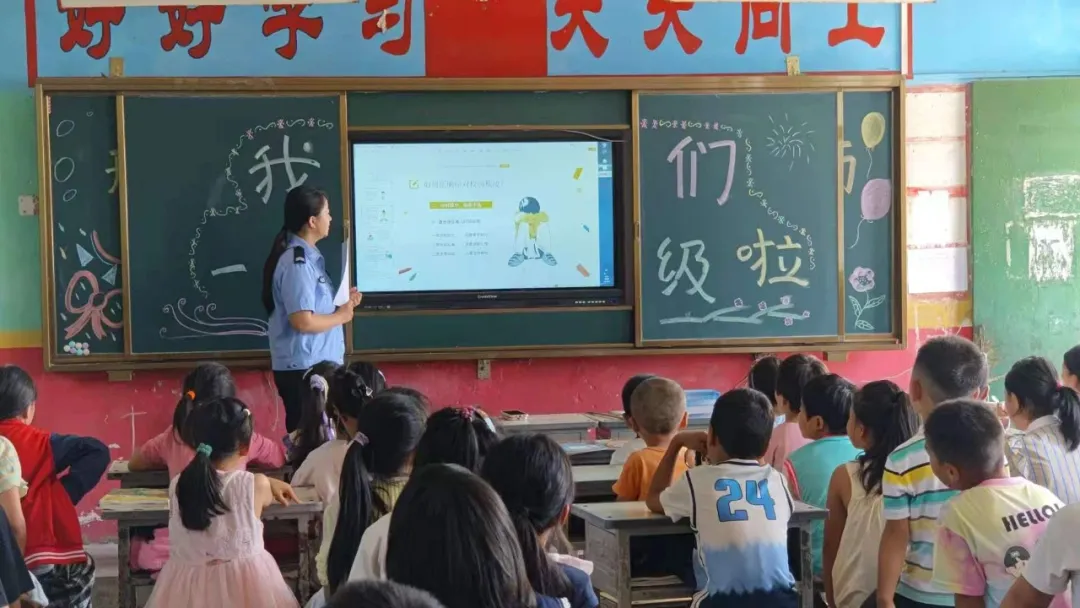 駐馬店公安：聚焦開學(xué)安全 從“心”出發(fā)護(hù)成長