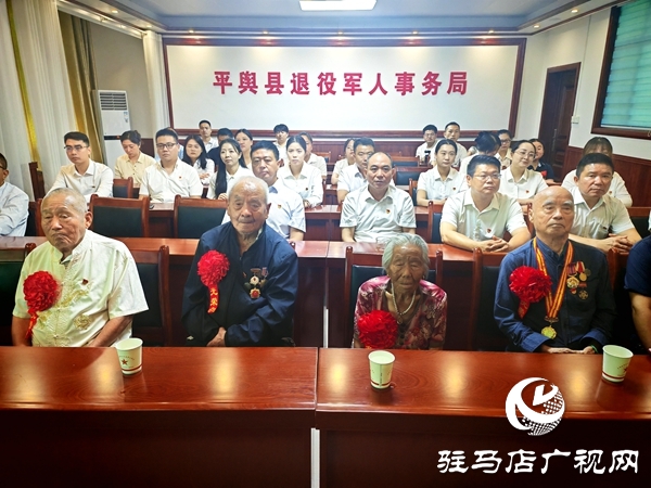 平輿縣退役軍人事務局邀請三位九旬抗戰(zhàn)老兵共同收看抗戰(zhàn)勝利80周年閱兵活動直播