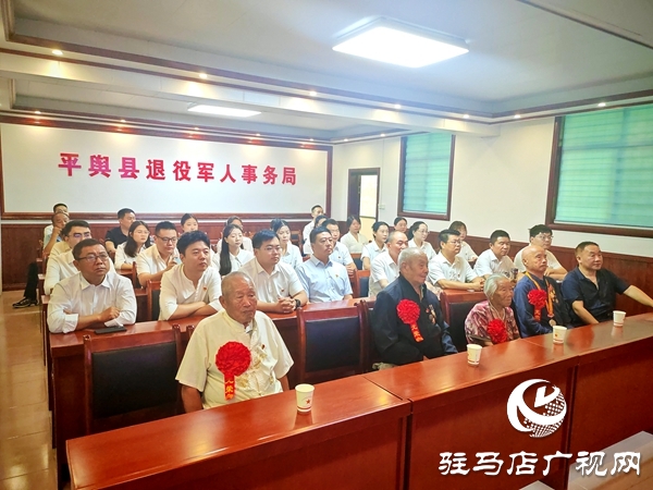 平輿縣退役軍人事務局邀請三位九旬抗戰(zhàn)老兵共同收看抗戰(zhàn)勝利80周年閱兵活動直播