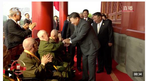 致敬英雄！習(xí)近平與天安門城樓觀禮席的抗戰(zhàn)老兵親切握手