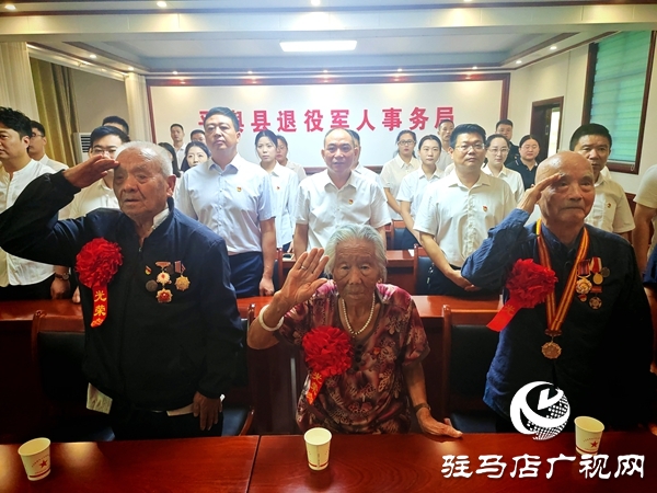 平輿縣退役軍人事務局邀請三位九旬抗戰(zhàn)老兵共同收看抗戰(zhàn)勝利80周年閱兵活動直播