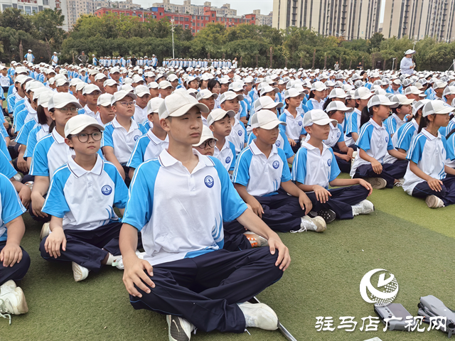  共襄盛舉 駐馬店市實驗中學組織全體師生觀看閱兵式彰顯愛國情懷