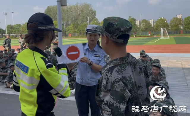 交通安全進校園 女子鐵騎護航開學(xué)季