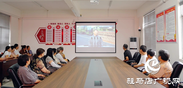 新蔡縣社會(huì)各界集中收看紀(jì)念中國(guó)人民抗日戰(zhàn)爭(zhēng)暨世界反法西斯戰(zhàn)爭(zhēng)勝利80周年大會(huì)直播實(shí)況