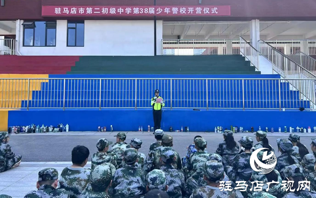 交通安全進校園 女子鐵騎護航開學(xué)季