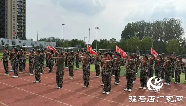 交通安全進校園 女子鐵騎護航開學(xué)季