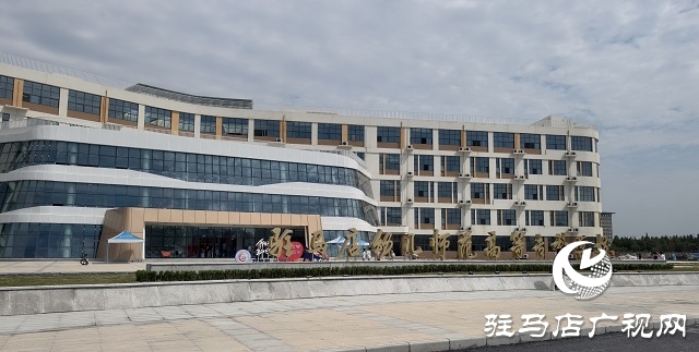 中原銀行駐馬店分行走進(jìn)確山職教園區(qū) 高效服務(wù)2600余名學(xué)生辦理校園一卡通