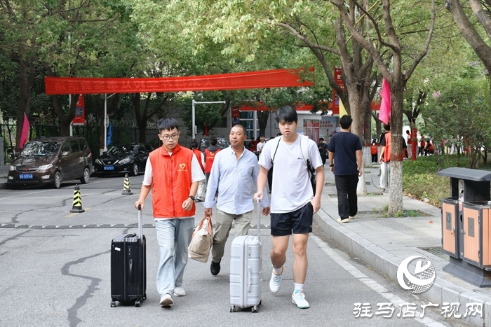  滿“新”歡喜，共赴美好！駐馬店職業(yè)技術(shù)學(xué)院喜迎2025級新生報到入學(xué)